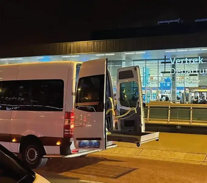 Rolstoelbus bij Schiphol voor reizigers uit Hoevelaken